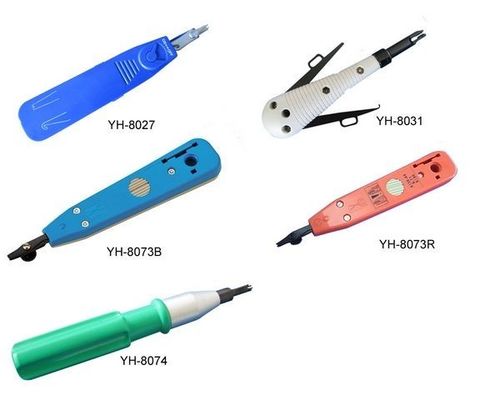 O perfurador utiliza ferramentas para baixo para componentes de hardware da rede do bloco terminal de painel de remendo