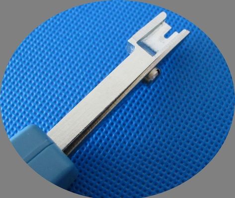 O perfurador utiliza ferramentas para baixo para componentes de hardware da rede do bloco terminal de painel de remendo