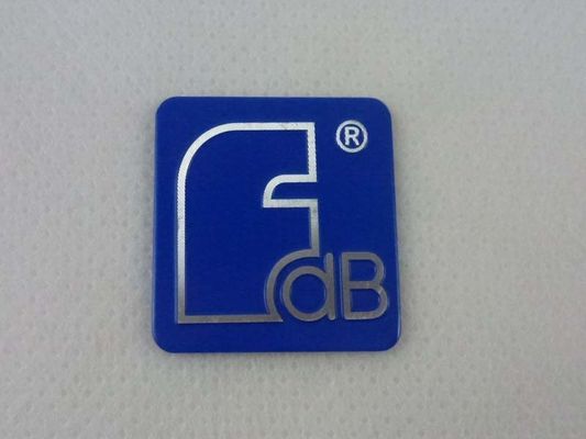 Étiquettes de relief de plaques d'identification en métal de maison de commerce avec le fond noir